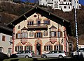 Marktplatz 4; Wohnhaus, zweieinhalbgeschossiger Putzbau mit vorstehendem Satteldach, zwei Flacherkern, Hochlaube, Kruzifix im Giebelfeld, Heiligenfiguren an den Ecken und Wandmalereien, Firstpfette bez. 1895. This is a picture of the Bavarian Baudenkmal (cultural heritage monument) with the ID D-1-87-154-8 (Wikidata)