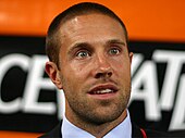 Matthew Upson wärmt sich 2009 für West Ham United auf.