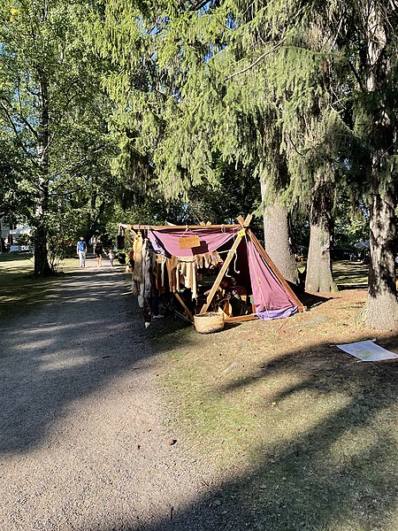 File:Medieval Market in Vantaa fur vendor.jpg