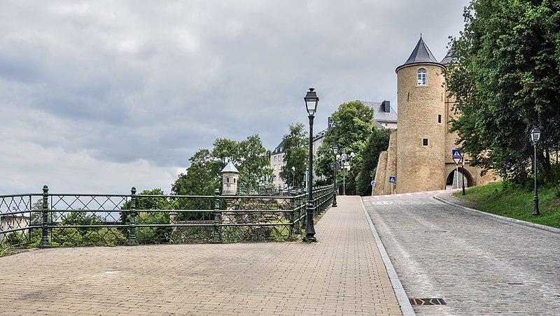 File:Montée de Pfaffenthal - Three Towers - Bartizans.jpg