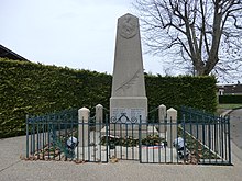 Valokuva Balanin sodan muistomerkistä, joka sijaitsee lähellä kirkkoa.