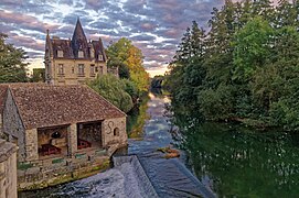 Le moulin à tan depuis le pont sur le Loing.