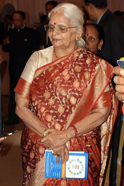 File:Mridula Sinha with Hindi Wikipedia pamphlet (2).jpg