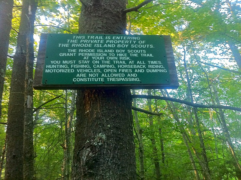 File:Narragansett Trail Eastern Terminus at Connecticut - Rhode Island State Line Green Fall Road. Rhode Island Boy Scouts private property sign.jpg