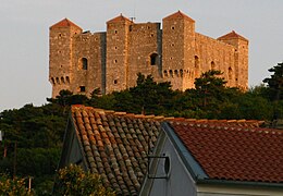 Nehaj fæstning er det mest berømte bygningsværk i Senj