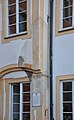 „Dokumentationsfenster“ an einem Haus zur Dokumentation des Zustands vor der Renovierung im Vergleich zum renovierten Zustand (Haus neben dem Stadttheater)