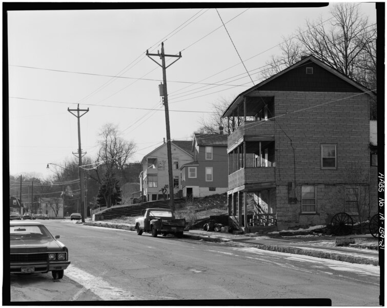 File:OVERALL VIEW OF WEST SIDE OF SOUTHERN AVENUE, WITH NICHOLAS THORNTON HOUSE IN RIGHT FOREGROUND. VIEW TO SOUTHWEST. - Workingmen's Houses, Locust, South Locust and Dodge Streets HABS IOWA,31-DUBU,14-21.tif