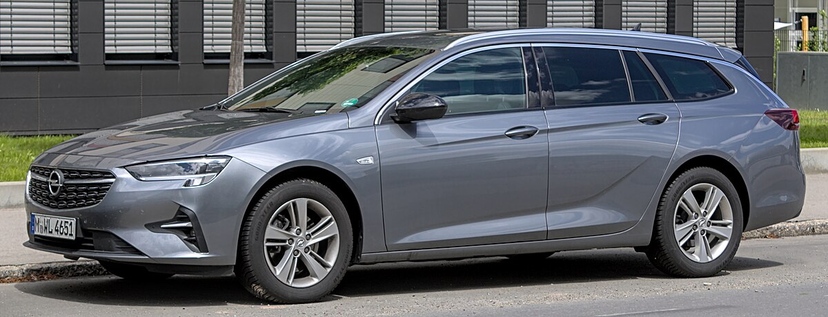 Opel Insignia Sports Tourer: the Blitz strikes hard