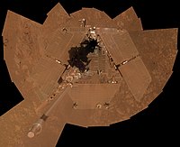 Opportunity's “Zelfportret” op 6 januari 2014. De zonnepanelen zijn bedekt met stof, wat de energieproductie vermindert.