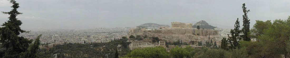 Panoramatický pohled na Athény s výraznou dominantou Parthenónu na Akropoli