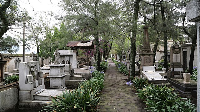 File:Panteón del Tepeyac, Ciudad de México (32142430283).jpg - Wikimedia Commons