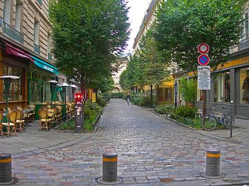 Vue depuis la rue Vieille-du-Temple en direction de la fontaine du Trésor.