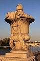 Un vase décoratif sur le pont Alexandre-III à Paris.