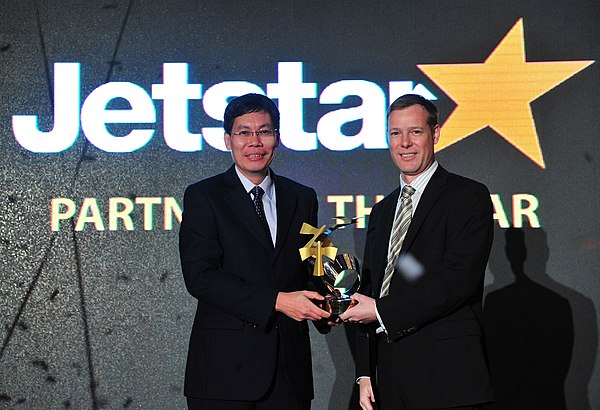 Lui (left), in his capacity as Minister for Transport, presenting the "Partner of the Year" award to Paul Daff, Acting CEO of Jetstar Asia Airways, at
