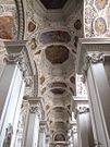 Stucchi ed affreschi della navata laterale