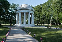 The District of Columbia War Memorial Path of bouquets 03 - DC War Memorial - Memorial Day - Washington DC - 2014.jpg