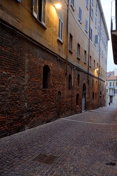 File:Pavia - Antiche mura - Via dei Molini 002.JPG