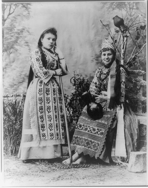 File:Peasant women in native dress of Little Russia (old) LCCN2001705700.tif