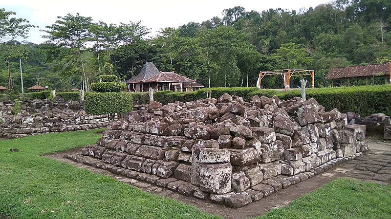 File:Perwara Temple, Banyunibo.jpg