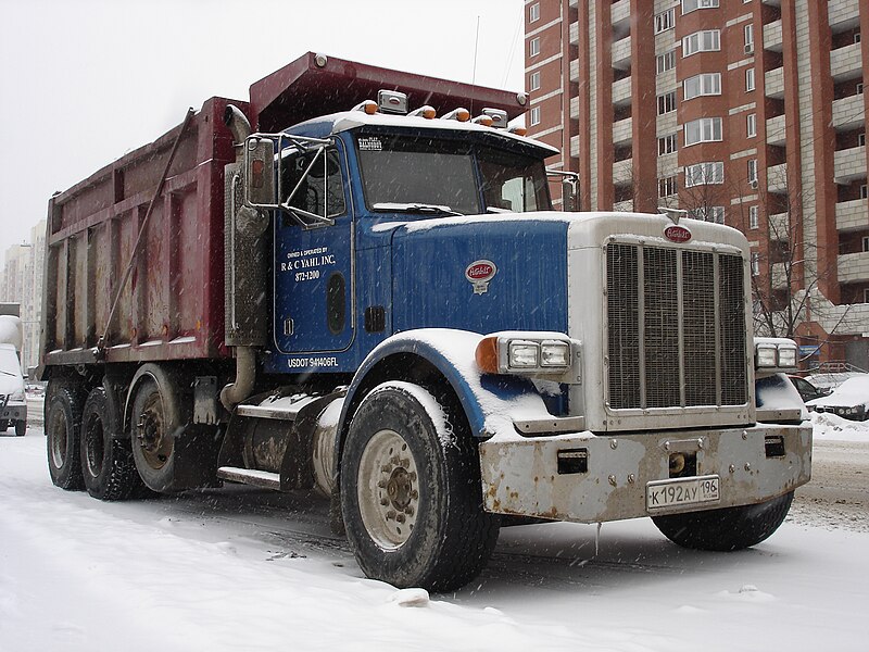 File:Peterbilt 357 (32393430517).jpg