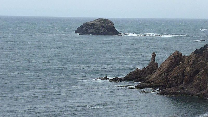 File:Petite ile à la plage bleu.JPG