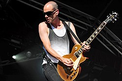 Stefan Olsdal a Placebo együttes gitáros/basszusgitárosaként