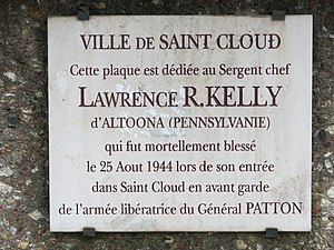 Plaque à l'entrée du pont (côté Saint-Cloud) en hommage au sergent-chef américain Lawrence Kelly, mortellement blessé en 1944. Un square de la ville porte également son nom[7].