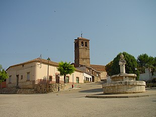 Plaza con fuente e iglesia al fondo en Ribatejada.jpg