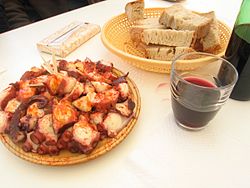 Polbo a feira with bread and wine Polboafeira.jpg