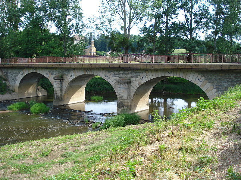 File:Pont sur l'Arconce et église de Lugny-lès-Charolles.JPG