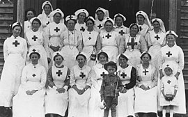 Retrato de trabajadoras de la Cruz Roja tomada el Día de la Cruz Roja, Coalstoun Lakes, 1918 (8862637730) .jpg