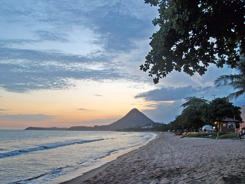 File:Praia do Corujão, Piúma ES.JPG