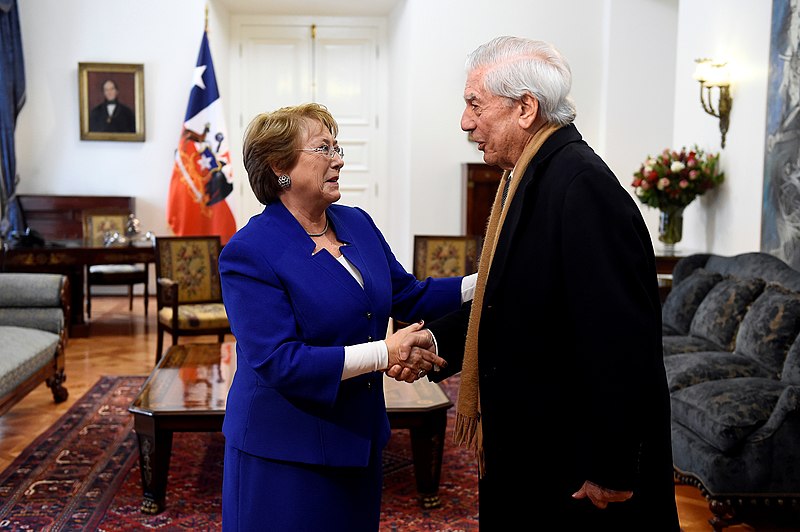 File:Presidenta junto a escritor Mario Vargas Llosa (26725750361).jpg