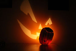 A halloween szimbóluma, a vicsorgó[1] töklámpás (Jack-o'-lantern), Jack lelke a lámpás fényénél keresi örök megnyugvását