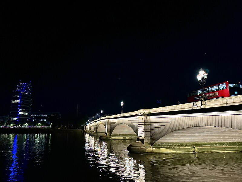 File:Putney Bridge at night.jpg
