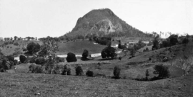 Státní archiv Queensland 262 Skyring Creek Road Pomona při pohledu na Mount Cooroora c 1931.png