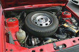 Повнорозмірна запасна шина, розміщена в моторному відсіку Renault 14.