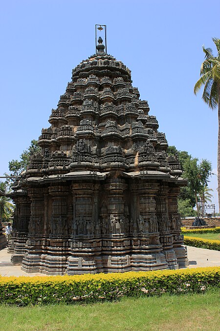 Rear view of stellate shrine in the Ishvara temple at Arasikere 1.JPG