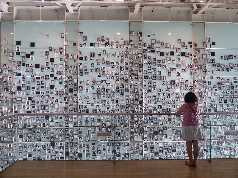 File:Retratos de víctimas en el Museo de la Memoria y los Derechos Humanos, de Santiago de Chile.jpg