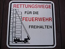 [1] Warnschild „Rettungswege für die Feuerwehr freihalten“ (Angriffsweg der Feuerwehr)