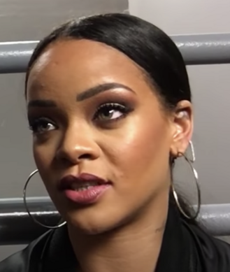 Rihanna entrevistada por Tai Lopez nos bastidores de um de seus shows (2016)