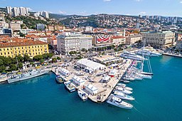 Vy över Rijekas hamnområden och centrala Rijeka.