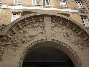 Bas-relief ornant le fronton de l'entrée principale.