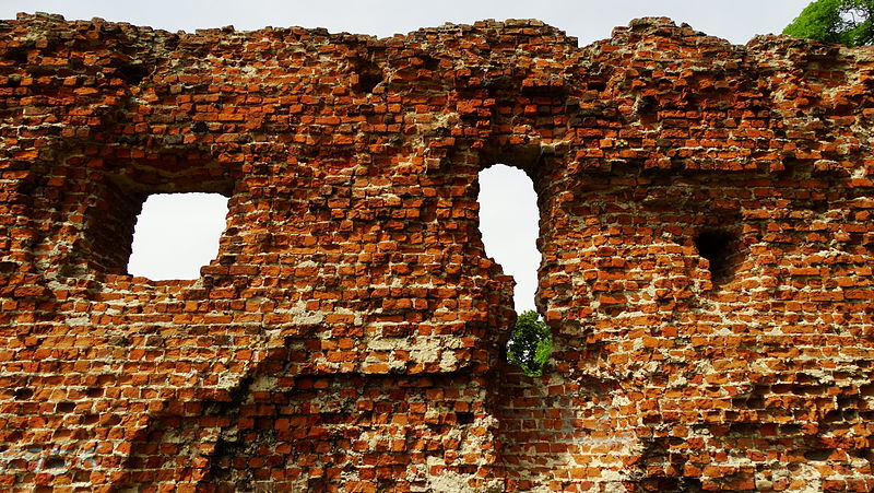 File:Ruiny zamku starościńskiego - Szubin (18).JPG