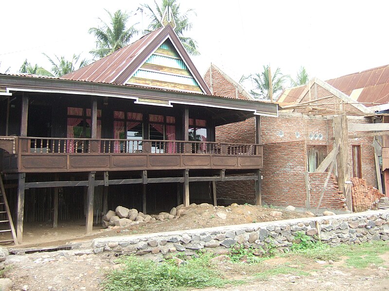 File:Rumah tradisional Bugis Makassar.JPG