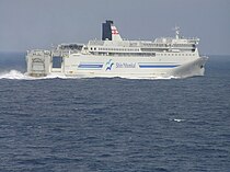モーダルシフトの波は、特にフェリーに及び、日本でも22年ぶりに長距離フェリーが就航した（写真は新日本海フェリー）[11]。
