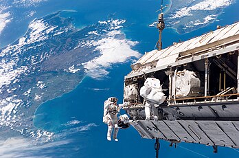 Sortie extravéhiculaire des astronautes Robert Curbeam et Christer Fuglesang au-dessus de la Nouvelle-Zélande, lors de la mission STS-116 de la Station spatiale internationale, le 12 décembre 2006. (définition réelle 3 032 × 2 000)