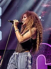 SZA during the Ctrl the Tour in Toronto, Canada (2017) SZA CTRL Tour Toronto 2017 8 (cropped).jpg