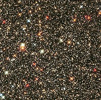 A parte il Sole, le stelle sono così lontane da essere visibili solo come punti di luce, nonostante il loro diametro sia di milioni di chilometri. Nell'immagine, scattata dal telescopio spaziale Hubble (HST), la Nube di stelle del Sagittario (M24), un ammasso aperto nell'omonima costellazione.