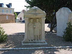 Stèle funéraire mise au jour sur le site archéologique d'Ernodurum / Saint-Ambroix à frontispice triangulaire[N 15].